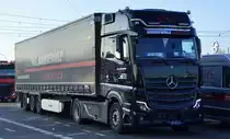Paul Schockemöhle Logistics GmbH & Co. KG mit einem Sattelzug mit einer neuen MB ACTROS L 1845 GIGA SPACE Zugmaschine am 14.11.22 Berlin Marzahn.