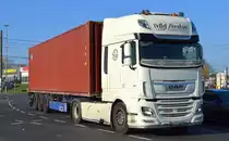 Detlef Abraham Transporte GmbH mit einem Containerträger Sattelzug mit DAF XF 480 Zugmaschine am 14.11.22 Berlin Marzahn.