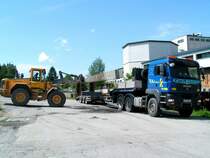 VOLVO_L110E bel�dt MAN-TGA33.480 mit alten Betonoberleitungsmasten, welche im Anschlu� mittels Grobbrecher zu RecyclingMaterial zerkleinert werden; 090522