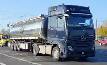 Fa. S&S Schuite & Schuite Druckfarben GmbH mit einem Sattelzug mit Tankauflieger und MB ACTROS 1853 GIGA SPACE Zugmaschine am 14.11.22 Berlin Marzahn.