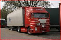 Dieser VOLVO FH der VGEL Transporte aus Italien verbringt den Vatertag auf dem Rasthof Sauerland-Ost. (21.05.2009)