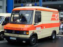 Rettungswagen des BRK-Kreisverbandes Nrnberger Land vor dem easyCredit-Stadion in Nrnberg, welches zum Zeitpunkt der Aufnahme allerdings noch Frankenstadion hie.
Aufgenommen am 10.9.2005.