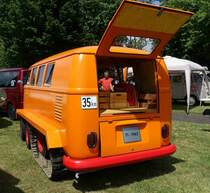 =VW T1 mit Gleiskettenantrieb steht im Mai 2022 beim T 1-Treffen in Eschwege. Der Ingenieur Kurt Kretzner stellte 1968 dieses Fahrzeug, den KK Raupenfuchs vor. Damit sollte insbesondere im Alpenraum Alm- und Skihütten versorgt werden. 2022 vollendete die  Volkswagen Nutzfahrzeuge Oldtimer  die langjährige Restaurierung des aus dem Jahr 1962 stammenden VW T 1.