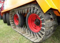 =VW T1 mit Gleiskettenantrieb steht im Mai 2022 beim T 1-Treffen in Eschwege. Der Ingenieur Kurt Kretzner stellte 1968 dieses Fahrzeug, den KK Raupenfuchs vor. Damit sollte insbesondere im Alpenraum Alm- und Skihütten versorgt werden. 2022 vollendete die  Volkswagen Nutzfahrzeuge Oldtimer  die langjährige Restaurierung des aus dem Jahr 1962 stammenden VW T 1. (Blick auf den Antrieb)