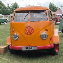 =VW T1 mit Gleiskettenantrieb steht im Mai 2022 beim T 1-Treffen in Eschwege. Der Ingenieur Kurt Kretzner stellte 1968 dieses Fahrzeug, den KK Raupenfuchs vor. Damit sollte insbesondere im Alpenraum Alm- und Skihütten versorgt werden. 2022 vollendete die  Volkswagen Nutzfahrzeuge Oldtimer  die langjährige Restaurierung des aus dem Jahr 1962 stammenden VW T 1.