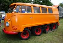 =VW T1 mit Gleiskettenantrieb steht im Mai 2022 beim T 1-Treffen in Eschwege. Der Ingenieur Kurt Kretzner stellte 1968 dieses Fahrzeug, den KK Raupenfuchs vor. Damit sollte insbesondere im Alpenraum Alm- und Skihütten versorgt werden. 2022 vollendete die  Volkswagen Nutzfahrzeuge Oldtimer  die langjährige Restaurierung des aus dem Jahr 1962 stammenden VW T 1.