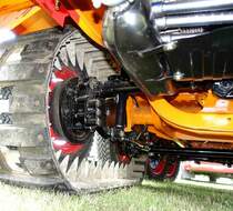 =VW T1 mit Gleiskettenantrieb steht im Mai 2022 beim T 1-Treffen in Eschwege. Der Ingenieur Kurt Kretzner stellte 1968 dieses Fahrzeug, den KK Raupenfuchs vor. Damit sollte insbesondere im Alpenraum Alm- und Skihütten versorgt werden. 2022 vollendete die  Volkswagen Nutzfahrzeuge Oldtimer  die langjährige Restaurierung des aus dem Jahr 1962 stammenden VW T 1. (Blick auf den Antrieb)