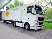 MAN_TGX18.680(Rental) ist zwischen zwei Hallen in Mnchen anlllich der TransportLogistic ausgestellt; 090515