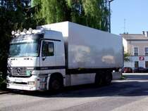 ACTROS-2543 mit M�nchner Kennzeichen steht am Bahnhofsvorplatz in Ried i.I.; 090517