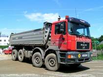 MAN_41.403 schiebt R�ckw�rts, und wird im Anschlu� mit Erdaushub bei einer Baustelle in Ried i.I. beladen; 090522