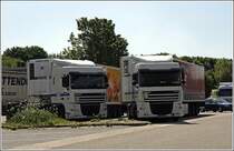 Super geparkt... Diese beiden niederl�ndischen DAF XF105.460SC  SpaceCab  (?) sind f�r die �sterreichische TRANSDANUBIA Spedition unterwegs. Auf�llig sind die beiden ThermoKing K�hlauflieger mit Werbung an der Seite. (24.05.2009)