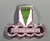=Frontemblem des DKW F 94 3=6, Bauzeit 1955 - 1959, 996 ccm, 40 PS, 115 km/h, ausgestellt im EFA Museum in Amerang, 06-2022