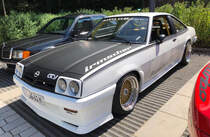 =Opel Manta B steht im August 2022 bei KULT-BLECH-KLASSIKER in Alsfeld