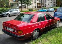 Rückansicht: roter Mercedes-Benz 190  Baby Benz , gesehen in Mai, 2021.