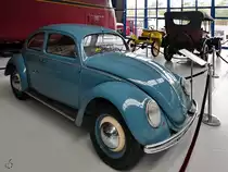 Dieser Brezel-Käfer steht in der Ausstellungshalle des Oldtimermuseums in Prora. (November 2022)