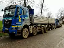 MAN TGS35.540 mit Meiller-Kipper, sowie zwei weitere 4Ax Kollegen, bei der Mittagspause; 221126