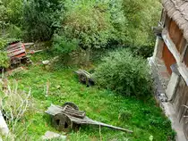 Holztransportkarren sind schon etwas länger im Bereich der Casa Campelo abgestellt; 221015