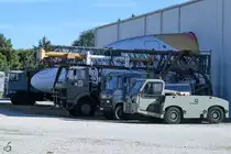 Ein Quatripole-Flugzeugschlepper führt eine Reihe interessanter Fahrzeuge an, welche im Museo del Aire in Cuatro Vientos ausgestellt sind. (November 2022)