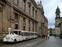 Obwohl fast die österr. Fahne an der Front des Bimmelzuges in Santiago de Compostela prangert (und geradezu einladend wirkt), wird dieser nicht genutzt, sondern werden die paar Meter bis zum (End)Ziel des Jakobsweges auch noch zu Fuß absolviert; 221016