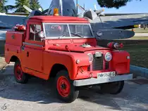 Dieses kleine Flughafenfeuerwehrfahrzeug von Land Rover (Santana) ist im Museo del Aire ausgestellt. (Cuatro Vientos, November 2022)