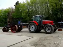 MF 7495-Dyna-VT schleppt eine historische aber noch betriebsbereite Dampfwalze zu deren Aufstellungsplatz; 220424