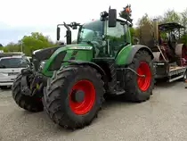 FENDT 724Vario, hat eine historische, aber betriebsfähige Dampfwalze angeliefert; 220424