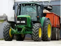 JD-6420 wird den mittels Förderband befüllten Tandemachshänger abtransportieren; 220506