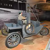 Im Museo del Aire in Cuatro Vientos bei Madrid war dieses Flugzeugmotorstartfahrzeug auf Basis eines Ford Model T ausgestellt. (November 2022)