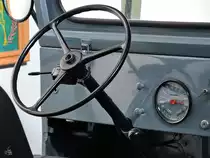 Cockpit eines Jeep CJ5 der spanischen Luftwaffe, so gesehen Anfang November 2022 im Museo del Aire in Cuatro Vientos.