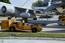 Dieses nicht näher bezeichnete Waffenladefahrzeug für Kampfflugzeuge war im November 2022 in Cuatro Vientos zu sehen.