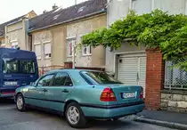 Rückansicht: Mercedes-Benz C-Klasse W202. Die Aufnahme stammt von Juni, 2021.