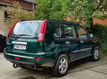 Rückansicht: grüner Nissan X-trail Mk1 (Baligrün heißt Farbe). Die Aufnahme stammt von Juni, 2021.