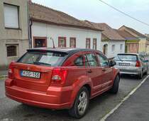 Rückansicht: Dodge Caliber (Sunburst Orange Farbe). Die Aufnahme stammt von Juni, 2021.