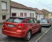 Rückansicht: Dodge Caliber (Sunburst Orange Farbe). Die Aufnahme stammt von Juni, 2021.