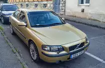 Diesen Volvo S60 ( Maya Yellow Gold  Farbe, erste Generation) habe ich in Juni, 2021 fotografiert.