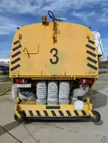 Heckansicht einer Flugfeld-Kehrmaschine, welche Anfang November 2022 im Museo del Aire in Cuatro Vientos bei Madrid ausgestellt war.