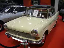 Borgward Arabella de Luxe in der Farbkombination arkonaweiß/diamantschwarz, gebaut in den Jahren von 1959 bis 1963. Die  Arabella  kam als Lloyd LP 900 auf den Markt und war optisch und technisch gut gelungen. Aber, wie so oft im Borgward Konzern, zu überstürzt und daher nicht besonders ausgereift auf den Markt gekommen. Das war dem Ruf des Modells nicht besonders zuträglich. Es gab die Modelle Arabella und ab 1960 zusätzlich die Arabella de Luxe. Im November 1960 schlug eine Arabella mit ein Kaufpreis von DM 5230,00 zu Buche und das de Luxe Modell mit DM 5730,00. Der Vierzylinderboxermotor aus Leichtmetall hat einen Hubraum von 897 cm³. Während er in der Arabella 38 PS leistet, kommt die Arabella de Luxe durch eine andere Vergaserbestückung auf eine Leistung von 45 PS. Die Limousine wurde kurz vor dem wirtschaftlichen Zusammenbruch des Unternehmens in Borgward Arabella umgetauft. Essen Motor Show am 06.12.2022.