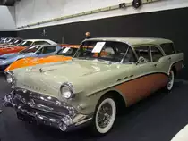 Buick Special 40 Caballero Estate Wagon aus dem Jahr 1957. Im Modelljahr 1957 konnten die Estate Wagon genannten Kombimodelle nut aus der Basisbaureihe Special 40 bestellt werden. Durch verschiedene Ausstattungspakete, wie bei diesem Fahrzeug das  Caballero-Paket, konnten die Autos jedoch aufgewertet werden. Von diesen Kombimodellen verkaufte die Buick-Division 1957 7013 Autos zum Preis ab US$ 3047,00. Der in der Farbkombination antique ivory/apricot lackierte Special 40 Caballero wird von einem V8-Motor angetrieben, der aus einem Hubraum von 5962 cm³ 250 PS leistet. Essen Motor Show am 06.12.2022.
