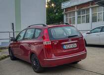 Rückansicht: Hyundai i30CW (Kombi) in der Farbe Ember Red. Foto: Juni, 2021.