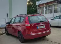 Rückansicht: Hyundai i30CW (Kombi) in der Farbe Ember Red. Foto: Juni, 2021.