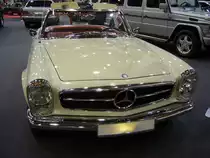 Frontansicht eines Mercedes Benz W113 230SL, gebaut von 1963 bis 1971 im Farbton weißgrau. Der abgelichtete Wagen wurde im November 1964 erstmalig in der Schweiz zugelassen. Die, als  Pagoden-Mercedes  bekannte, Baureihe, kam im Jahr 1963 auf den Markt. Der 230SL war der Wagen mit der schwächsten Motorisierung der Baureihe W113 und wurde von 1963 bis 1967 verkauft. Der Sechszylinderreihenmotor hat einen Hubraum von 2291 cm³ und leistet 150 PS. Essen Motor Show am 06.12.2022.