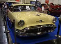 Oldsmobile Series 88 Holiday Hardtop von 1956. Mit den Series 88 Modellen erzielte die GM-Division Oldsmobile im Modelljahr 1956 die besten Verkaufsergebnisse. Diese viertürige Limousine ist in der Farbkombination citron cream/island coral lackiert. Von diesem viertürigen Modell setzte Oldsmobile in diesem Modelljahr 57.092 Autos zu einem Preis ab US$ 2226,00 ab. Angetrieben wird der  Olds  vom sogenannten Rocket V8-Motor mit einem Hubraum von 5307 cm³ und einer Leistung von 230 PS. Essen Motor Show am 06.12.2022.