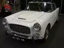 Lancia Appia Coupe der Seria 2. Der Lancia Appia erschien bereits im Jahr 1953 und wurde in drei Serien bis 1963 produziert. Der Markentradition entsprechend, wurde der Limousine auch immer ein schnittiges Coupe an die Seite gestellt. Das Coupe wurde von Pininfarina gezeichnet. Das gezeigte Seria 2 Coupe wurde 1959 produziert und nach Portugal ausgeliefert. Insgesamt wurden nur 312 Fahrzeuge vom Seria 2 Coupe gebaut. Der V4-Motor hat einen Hubraum von 1089 cm³ und leistet 53 PS. Essen Motor Show am 06.12.2022.