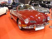 VW Typ 14 Karmann-Ghia Cabriolet aus dem Modelljahr 1971 mit Exportstossstangen. Im Modelljahr 1969 erhielt der Typ 14 erstmalig vorne die eckigen Blinker und die größeren Rückleuchten. Der im Heck verbaute, luftgekühlte Vierzylinderboxermotor hat serienmäßig einen Hubraum von 1584 cm³ und leistet 50 PS. Die Höchstgeschwindigkeit wurde mit 140 km/h angegeben. Essen Motor Show am 06.12.2022.