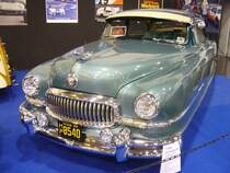 Nash Series 60 Ambassador Custom Airflight aus dem Jahr 1951 im Farbton meadow green. Im Modelljahr 1951 waren die Series 60 Ambassador-Modelle die mittlere Variante im Programm der Nash-Motors aus Kenosha/Wisconsin. Darunter rangierten die Series 40 Statesman-Modelle und darüber die Series 10 Nash-Rambler Fahrzeuge. Von diesem  Custom Airflight  wurden in diesem Modelljahr lediglich 37 Fahrzeuge produziert. Der Sechszylinderreihenmotor hat einen Hubraum von 3013 cm³ und leistet 82 PS. Essen Motor Show am 06.12.2022.