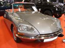 Citroen DS21 Cabriolet. Diese wunderschöne Göttin wurde im Zuge einer Komplettrestaurierung zum Cabriolet umgebaut und das in einer Qualität die seinesgleichen sucht. Dieser Umbau ist von einem Original nicht zu unterscheiden. Die im Originalfarbton gris palladium DS21 wurde erstmalig im Dezember 1967 (damals noch als Limousine) zugelassen. Der Vierzylinderreihenmotor hat einen Hubraum von 2175 cm³ und leistet 105 PS. Essen Motor Show am 06.12.2022.