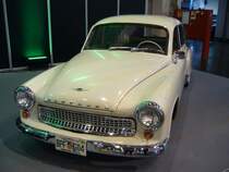 Wartburg 311/0 aus dem Jahr 1960. Im Januar 1956 trat der Wartburg 311 offiziell die Nachfolge des IFA F9 an. Er unterschied sich im wesentlichen durch die neu gestaltete Karosserie mit vier Türen, sondern auch durch den helleren Innenraum, bedingt durch die größeren Glasflächen. In dieser Ausführung wurde das Modell bis Januar 1962 bei AWE (A utomobil W erke E isenach) gebaut. Serienmäßig hat der wassergekühlte Dreizylinderreihenzweitaktmotor einen Hubraum von genau 900 cm³ und leistet 37 PS. Essen Motor Show am 06.12.2022.
