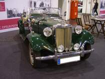 MG TD aus dem Jahr 1950. Gebaut wurde das Modell von 1950 bis 1953. Die Autos der TD-Baureihe waren ein Exportschlager. Rund 90% der verkauften Fahrzeuge gingen in den Export. Wobei der Export in die USA der relevanteste war. Der wassergekühlte Vierzylinderreihenmotor hat einen Hubraum von genau 1250 cm³. Das Modell TD war in zwei Versionen lieferbar. Einmal als TD und als TD MK II. Von den ca. 30.000 produzierten TD Modellen entfielen nur ca. 1.700 Einheiten auf den TD MK II, der statt mit 54 PS mit 57 PS aufwarten konnte. Essen Motor Show am 06.12.2022.