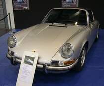 Porsche 911E Targa aus dem Jahr 1970. Ein solches Targa-Modell kostete ab Februar 1970 mindestens DM 29.200,00. Der im Heck verbaute, gebläsegekühlte, Sechszylinderboxermotor hat einen Hubraum von 2195 cm³ und leistet als Einspritzer (Foto) 155 PS, während die Vergaserversion lediglich 125 PS leistet. Essen Motor Show am 06.12.2022.