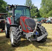 =Valtra, gesehen beim Köhlerfest in Bad Orb, 06-2022